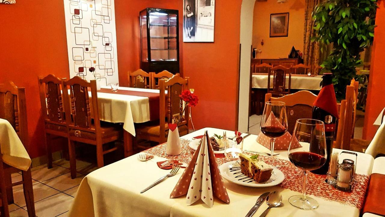 מלון Strecno Pizzeria Alzbetka מראה חיצוני תמונה