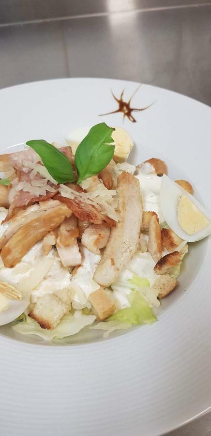 מלון Strecno Pizzeria Alzbetka מראה חיצוני תמונה