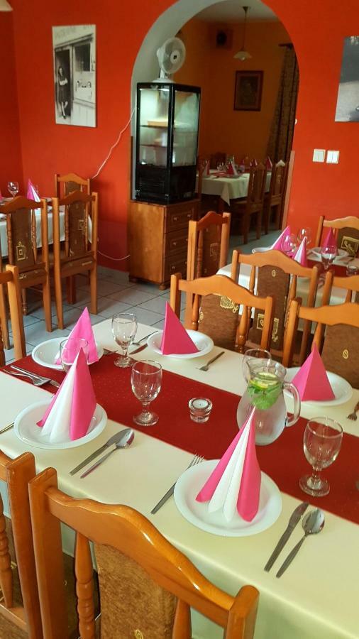 מלון Strecno Pizzeria Alzbetka מראה חיצוני תמונה