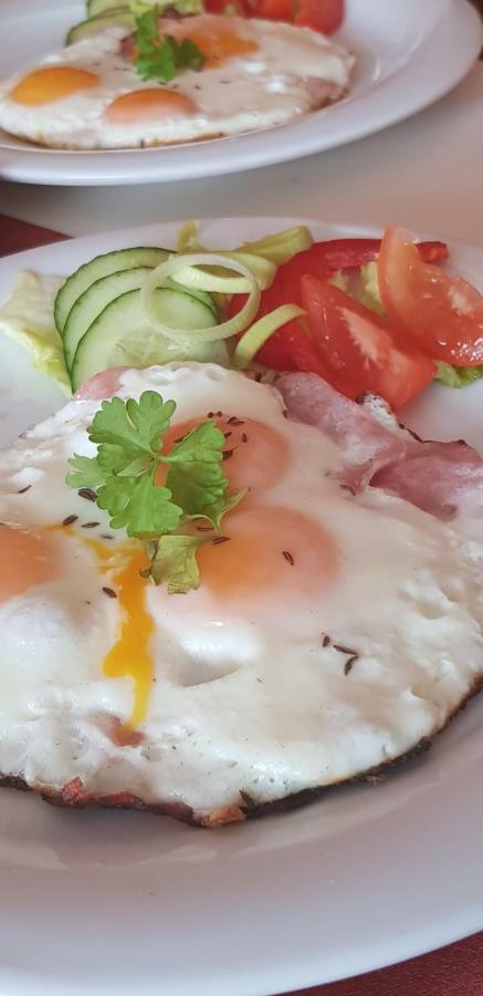 מלון Strecno Pizzeria Alzbetka מראה חיצוני תמונה